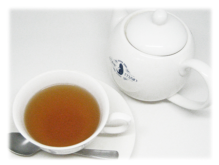 「暇してるならお茶淹れてきて」カモミールベースのハーブティー&ヌワラエリアのブレンド